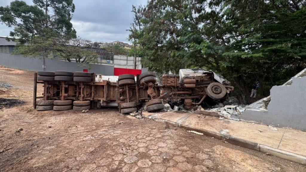 Carreta com 28 toneladas de minério bate em oito carros no Anel Rodoviário, em BH