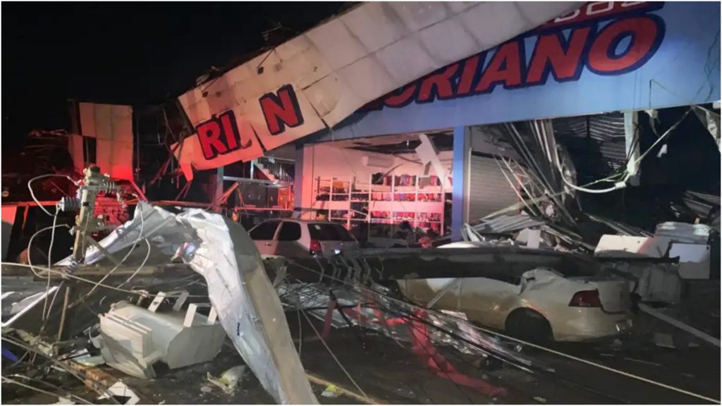carro destruído por vendaval