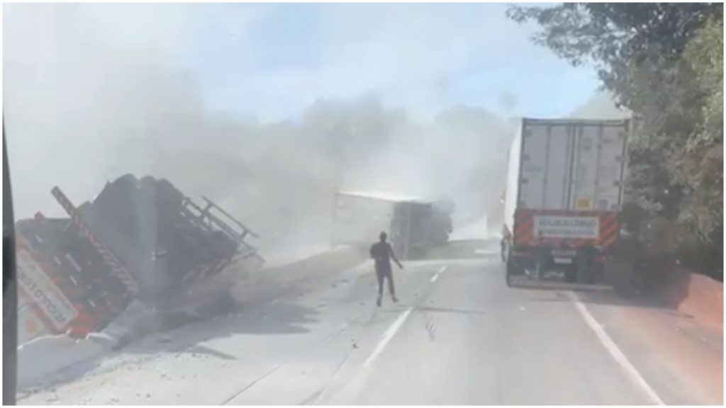 Carreta tomba e BR-381 é interditada parcialmente em Brumadinho