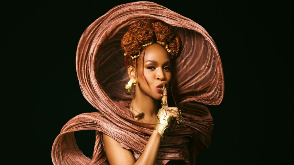 Artista Carol Conká em capa de álbum para turnê.