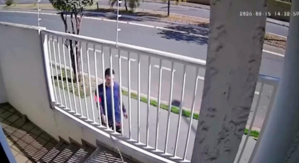 Homem usa vara para pescar encomendas em uma empresa de Patos de Minas, no Alto Paranaíba