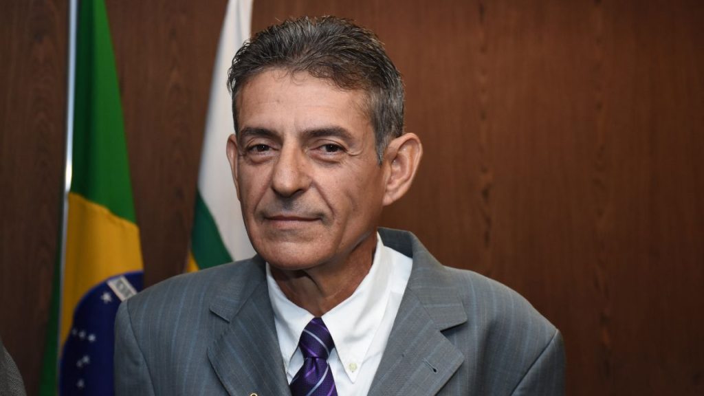 juiz mineiro vinho fumando demissão
