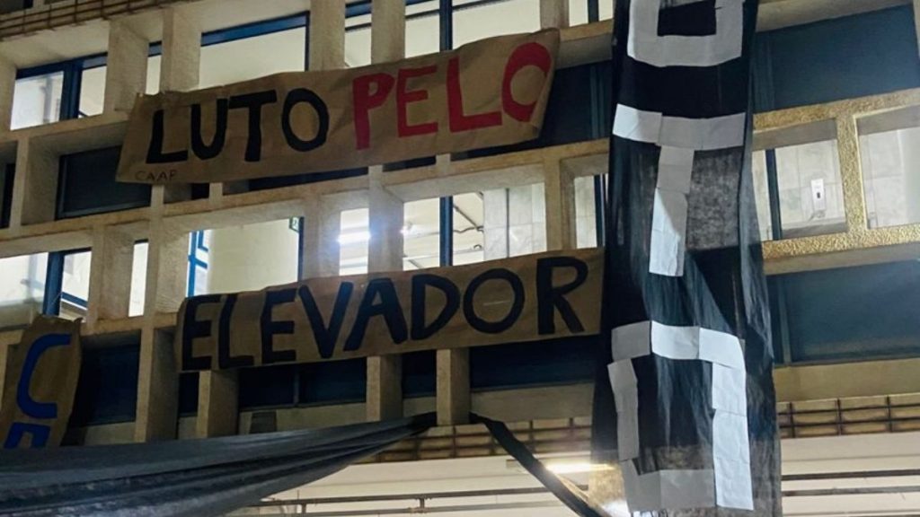 Alunos fazem ‘velório’ para elevadores da Faculdade de Direito da UFMG