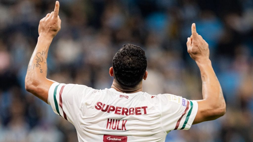 Hulk com a camisa do Fluminense