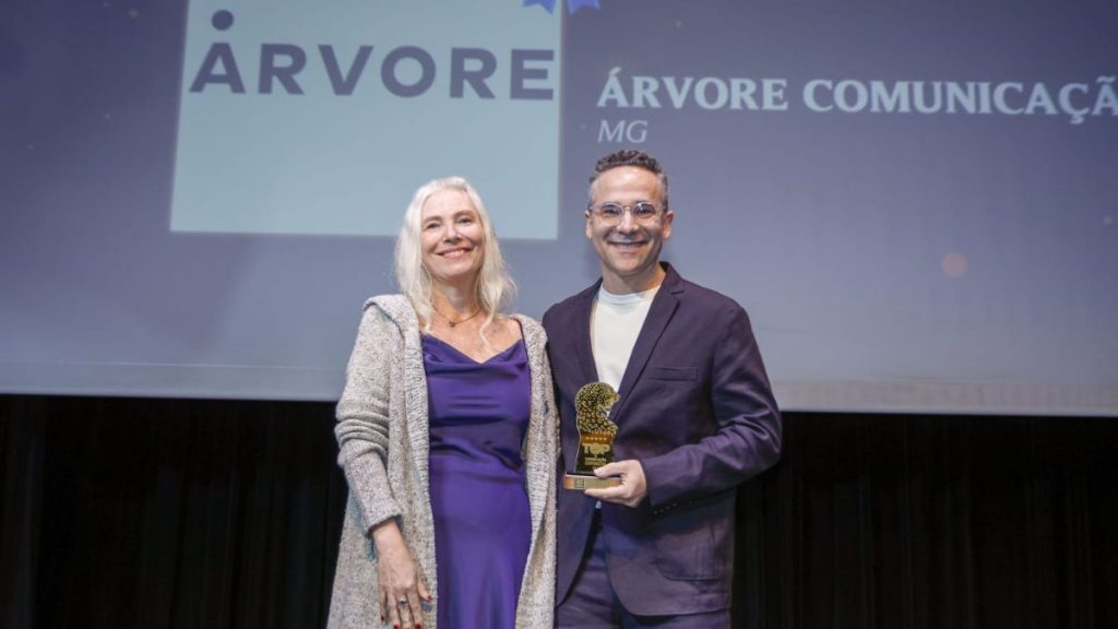 Fabrício Santos, CEO da Árvore, recebe prêmio