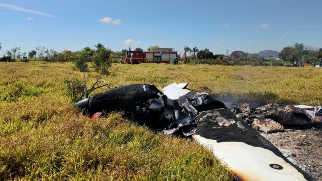 Veja vídeo e fotos de como ficou a aeronave que caiu na manhã desta terça-feira (25) em uma área de mata em Mateus Leme, na Grande BH.