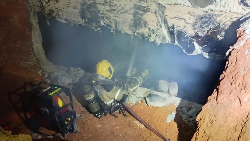 Depois de 70h de trabalho bombeiros ainda tentam cessar incêndio em galpão em Venda Nova.