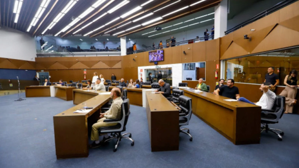 Câmara aprova novo PL que obriga lojistas a manterem cadastro de celulares usados atualizados.