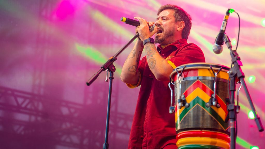 O Planta e Raiz se apresenta em Belo Horizonte nesta sexta-feira, 28 de agosto, com a turnê "Flor de Fogo".