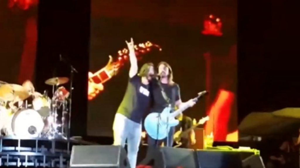 Fã da banda Foo Fighters sobre no palco e assume lugar do vocalista por uma música.