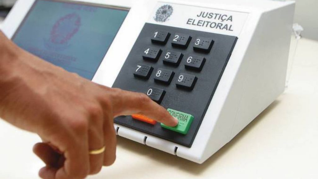 Técnica de enfermagem demitida por vinculação política oposta à gestão de hospital é indenizada após decisão da Justiça do Trabalho.