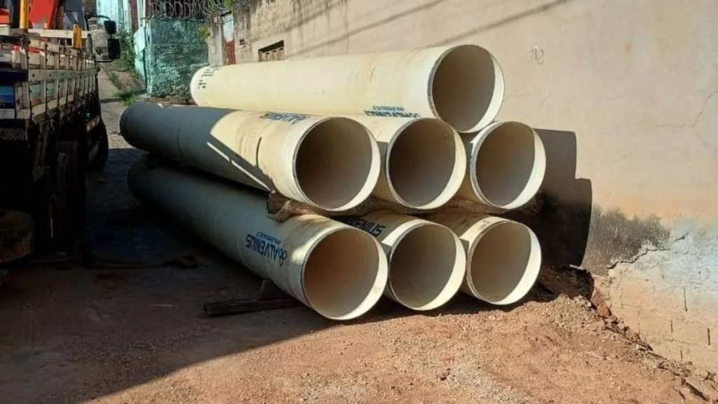 canos de adutora da rua xapuri, onde começaram as obras da copasa