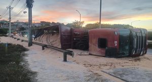 Uma carreta carregada com farelo de trigo tombou na MG-20 em BH