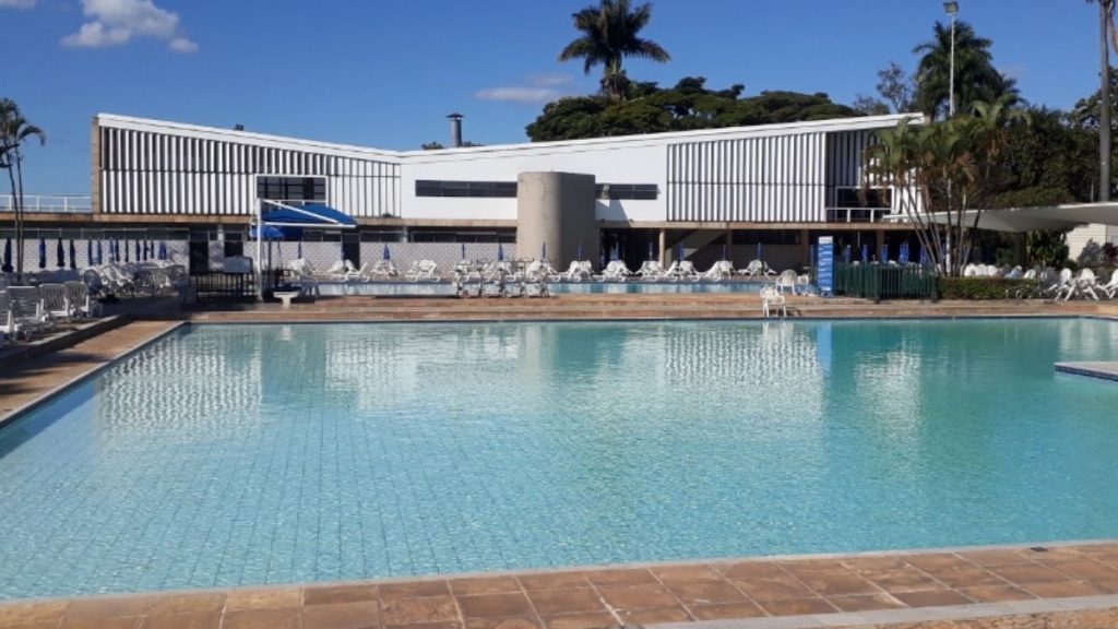 Casal é expulso do Iate Tênis Clube após ofender funcionários em BH