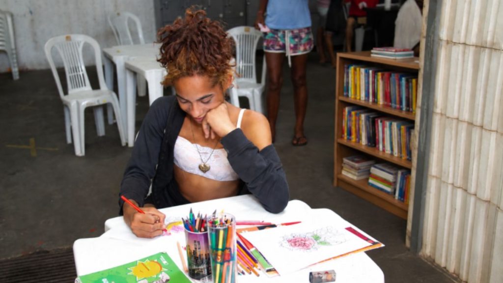 campanha arrecada livros mulheres situação de rua bh
