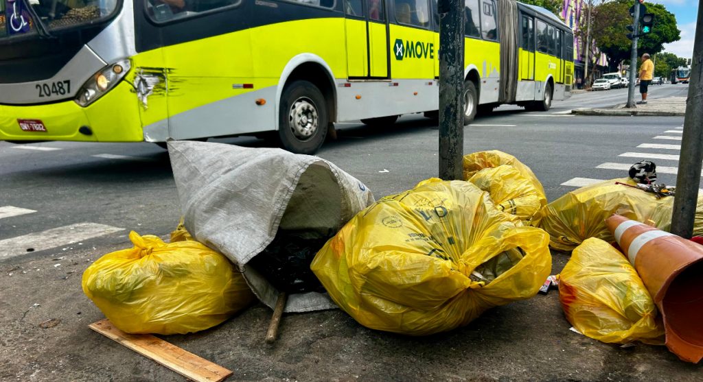 PBH intensifica ações de fiscalização contra o descarte irregular de lixo no Centro de BH