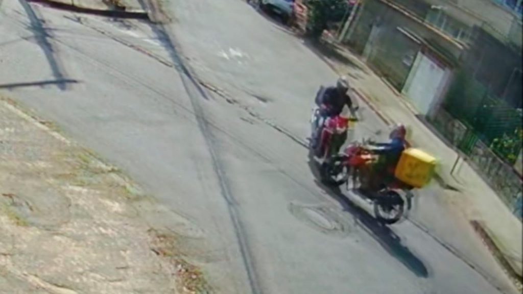 Dois motociclistas morreram após as duas motos em que estavam colidirem em um cruzamento, no bairro Salgado Filho, em BH