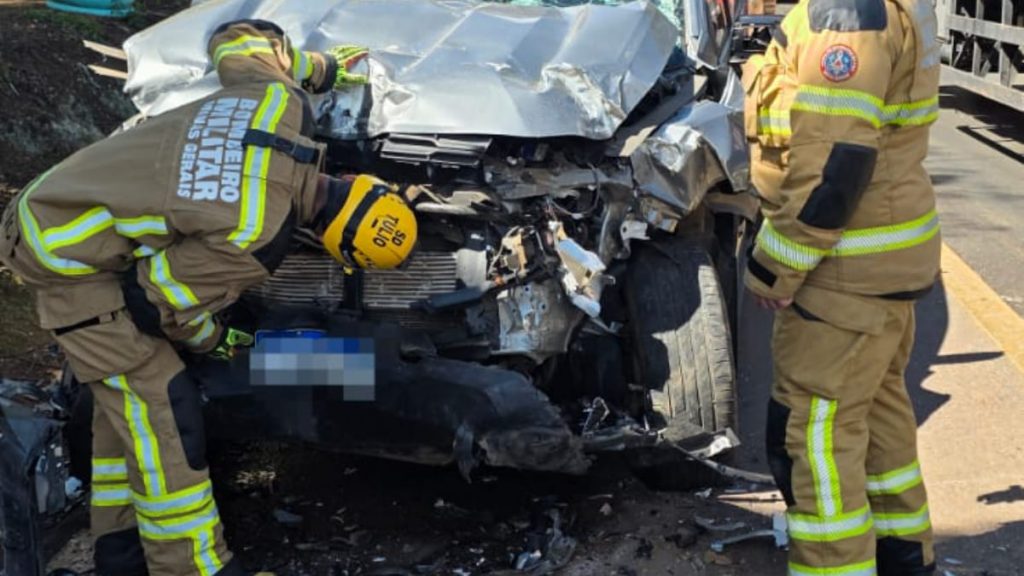 A colisão ocorreu entre uma caminhonete e um carro de passeio por volta das 12h50.
