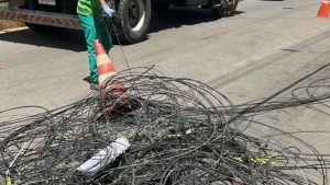 Cemig e PBH fazem operação para retirar cabos irregulares dos postes de BH