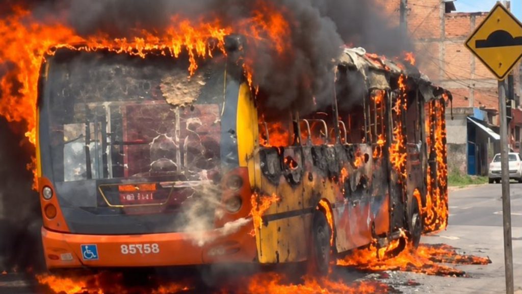 Ônibus pega fogo por completo em avenida na Grande BH