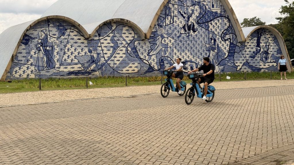 lagoa da Pampulha é um dos lugares favoritos para andar de bicicleta em BH