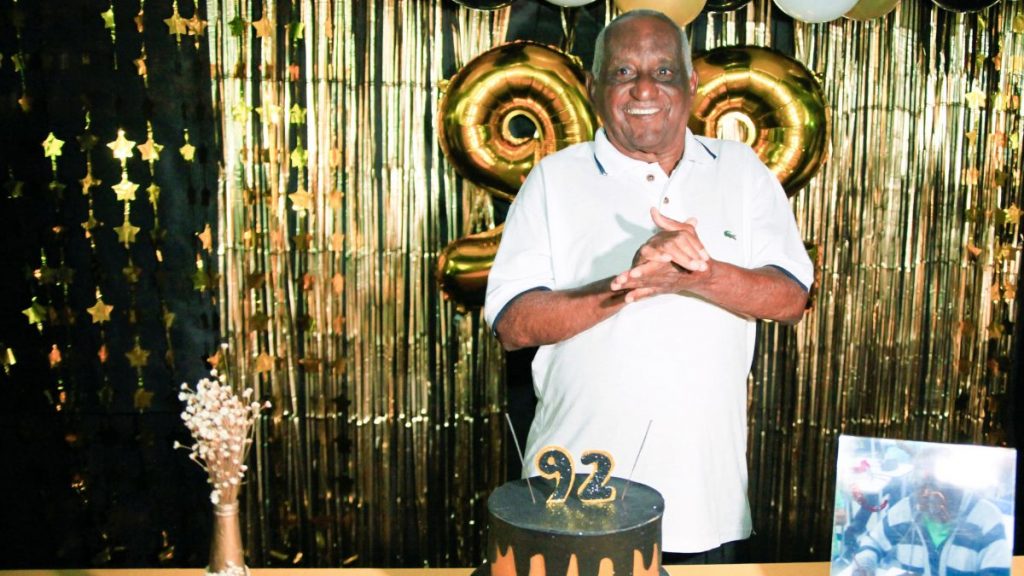 Idoso comemora aniversário de 92 anos na escola em que estuda, em BH