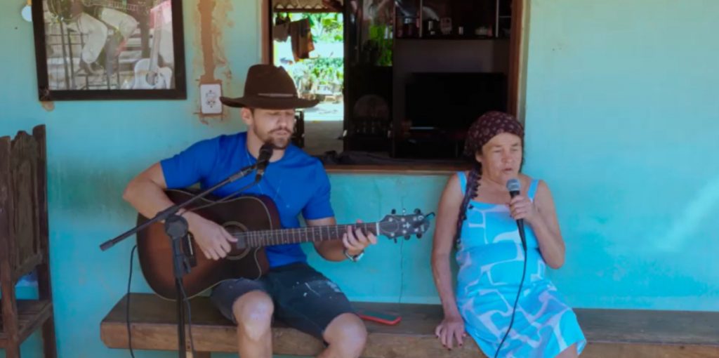 Mãe e filho viralizam contando juntos e lançam álbum com 10 covers