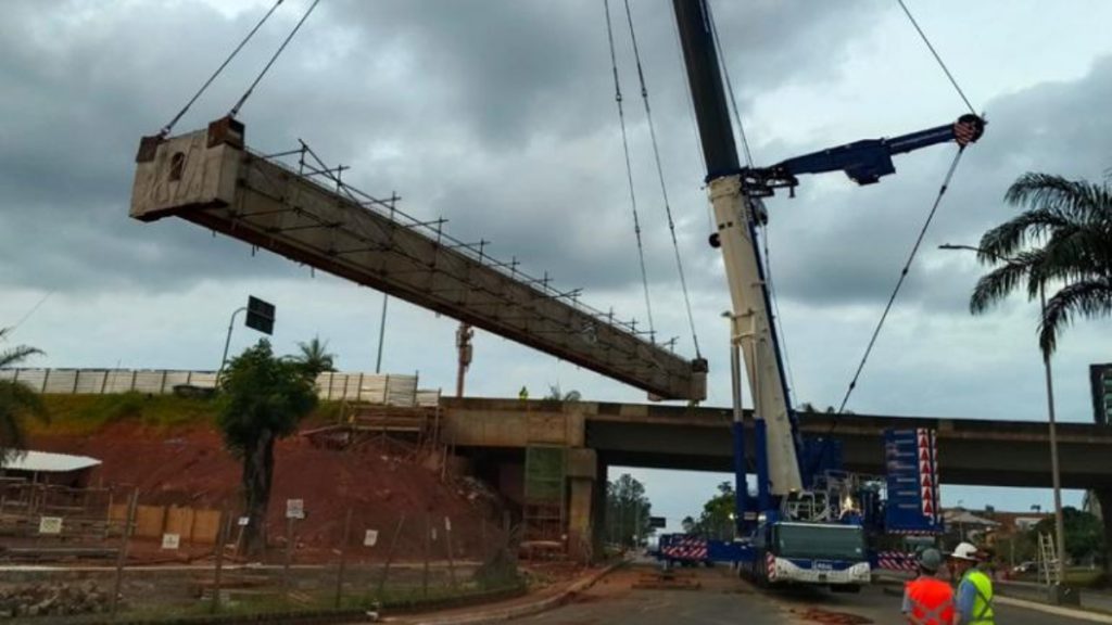 obra no Trevo do Belvedere entrou em uma nova fase, onde se iniciam os trabalhos para tornar a nova faixa trafegável.