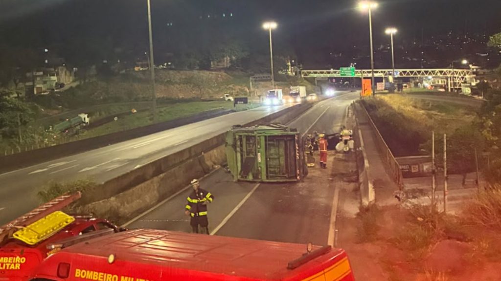 Caminhão da SLU tomba no Anel Rodoviário na madrugada deste sábado