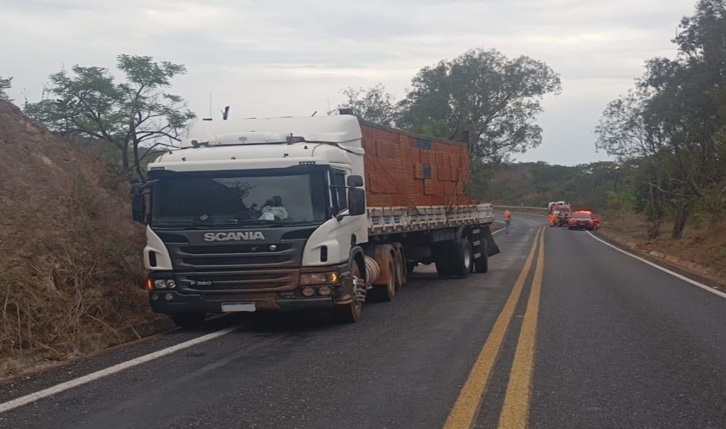 Uma van com pacientes da cidade de Capelinha foi atingida por uma carreta na MGC-367, em Diamantina. Duas pessoas morreram.