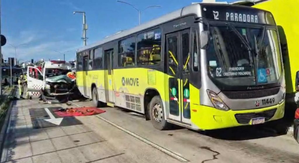 Uma ambulância bateu em um ônibus da linha MOVE na avenida Cristiano Machado em BH
