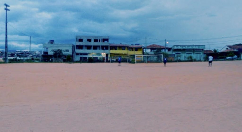 Entregador por aplicativo foi encontrado morto próximo ao vestiário de um campo, em Contagem