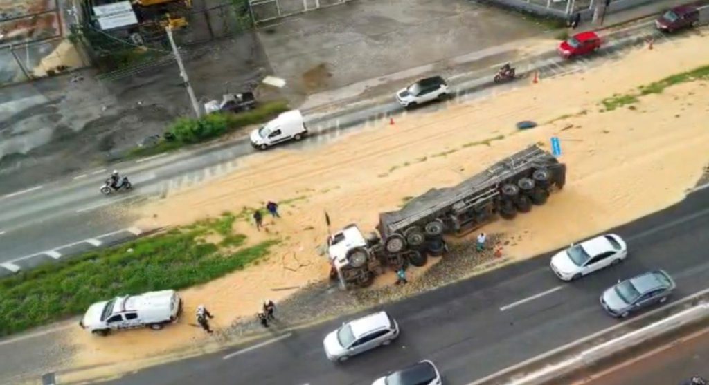 Uma carreta carregada com milho tombou no Anel Rodoviário de Belo Horizonte.