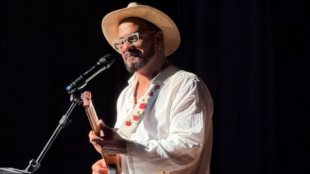 Marcos Catarina canta Vander Lee em show especial em BH