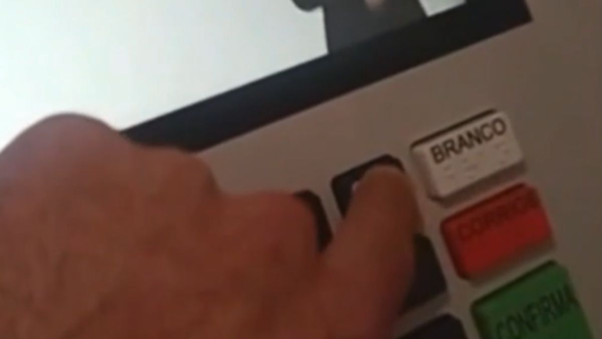 Eleitor cola tecla ‘3’ de urna eletrônica durante votação no Rio Grande do Sul