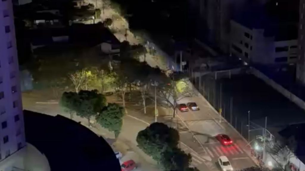 'Racha de carros' assusta moradores do bairro Ouro Preto, em BH