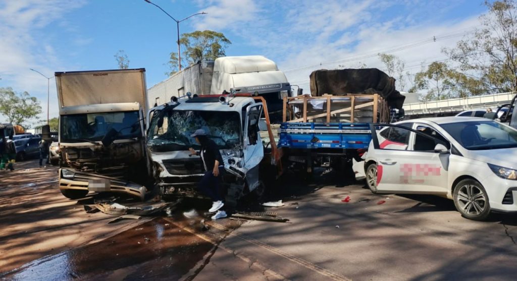 Seis ficam feridos em engavetamento na BR-040 em Nova Lima