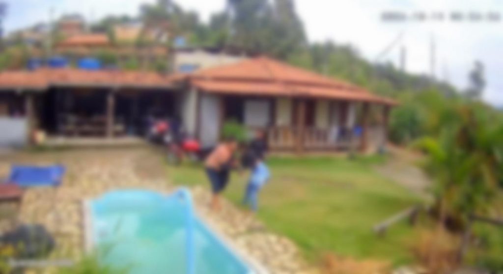 Mulher que esfaqueou e jogou soda cáustica em ex, em Caeté, é solta pela Justiça