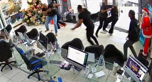 Uma confusão em uma loja de informática de BH terminou com um tenente da PM atirando contra o proprietário do local