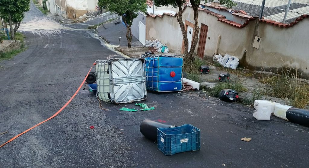 Produtos químicos caem de caminhão em BH