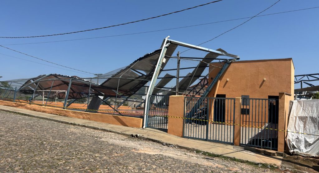 Vendaval arranca telhados em Rio Manso, na Grande BH