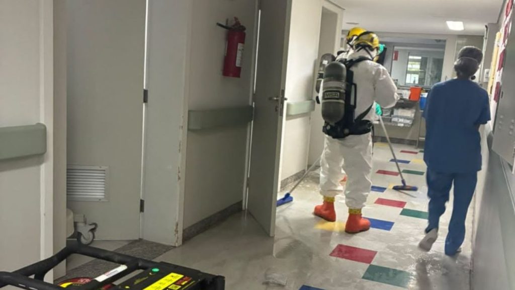 homem com roupa especial atuando após vazamento de ácido na Santa Casa de BH