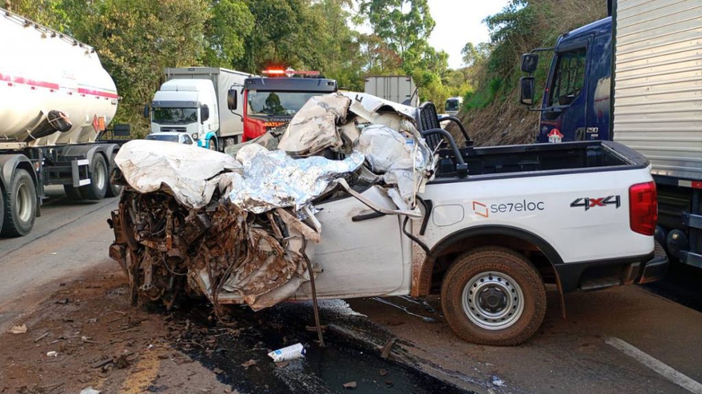 Acidente entre caminhonete e caminhão na BR-381 deixa um morto nesta sexta