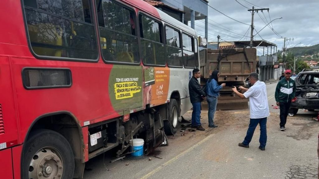 Caminhão causa acidente envolvendo ônibus e 4 carros na Grande BH