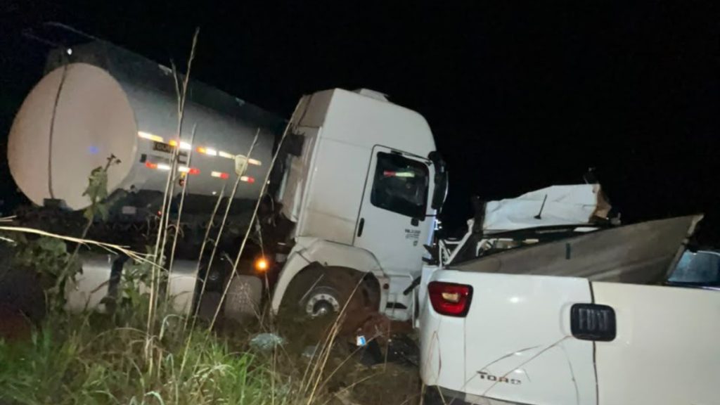Acidente com carreta deixa dois mortos e dois feridos em rodovia de MG