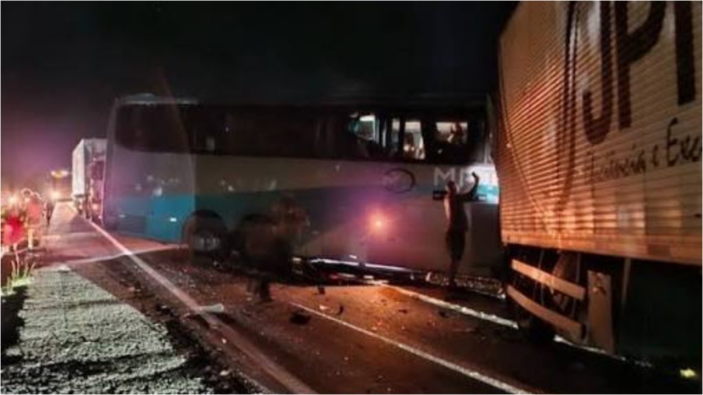 Acidente ônibus na BR-381 MG