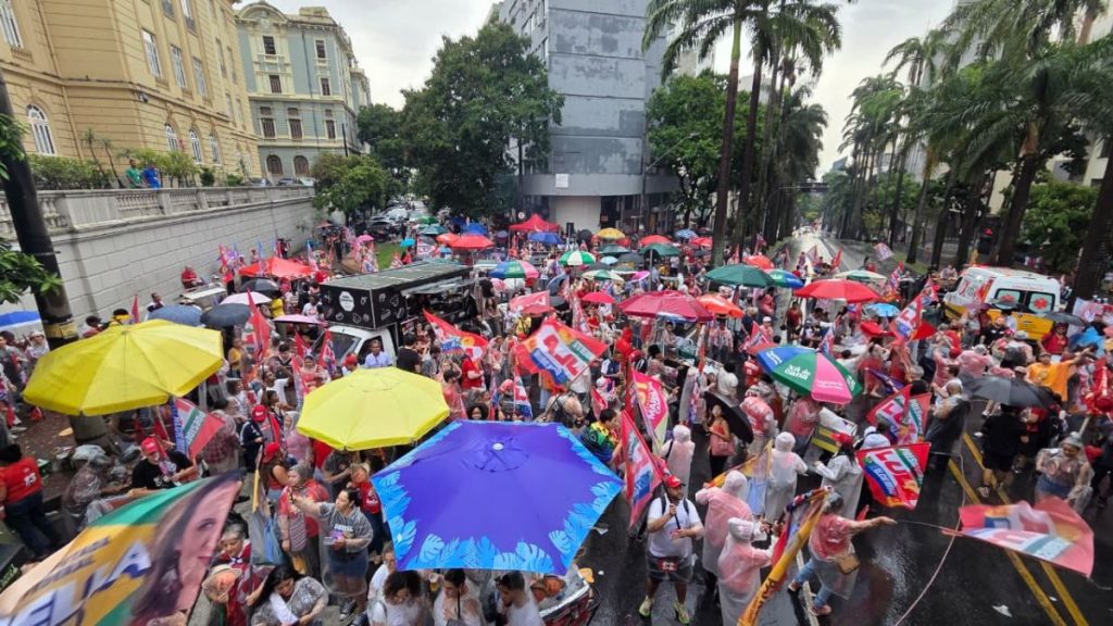 VÍDEO: Em meio à chuva, Lula participa de ato na Praça da Liberdade em BH
