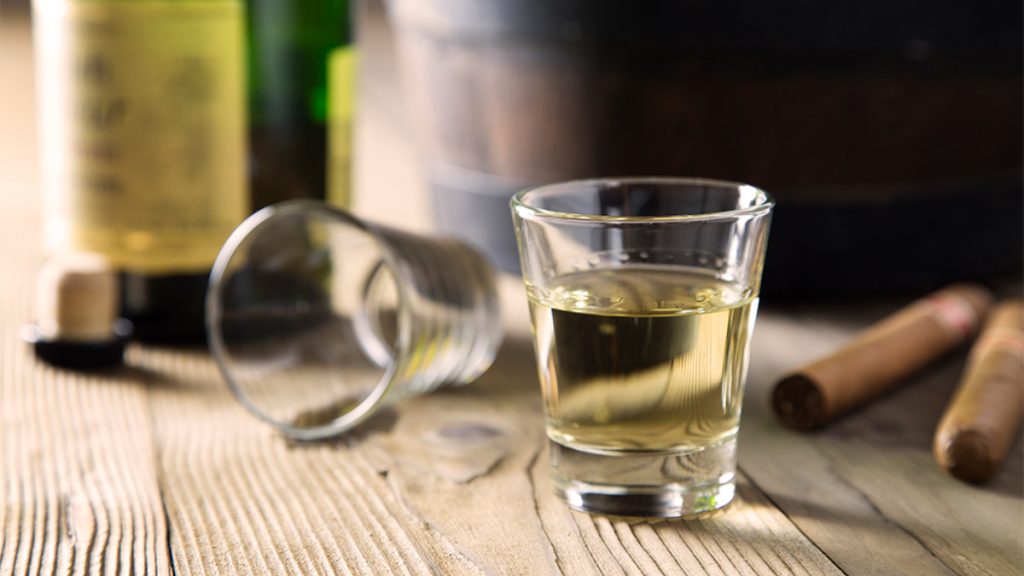 Pai e filho são presos por produção e venda de 10 mil litros de cachaça adulterada