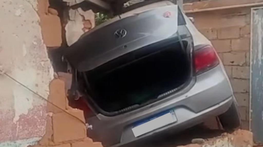 carro invade casa teófilo otoni