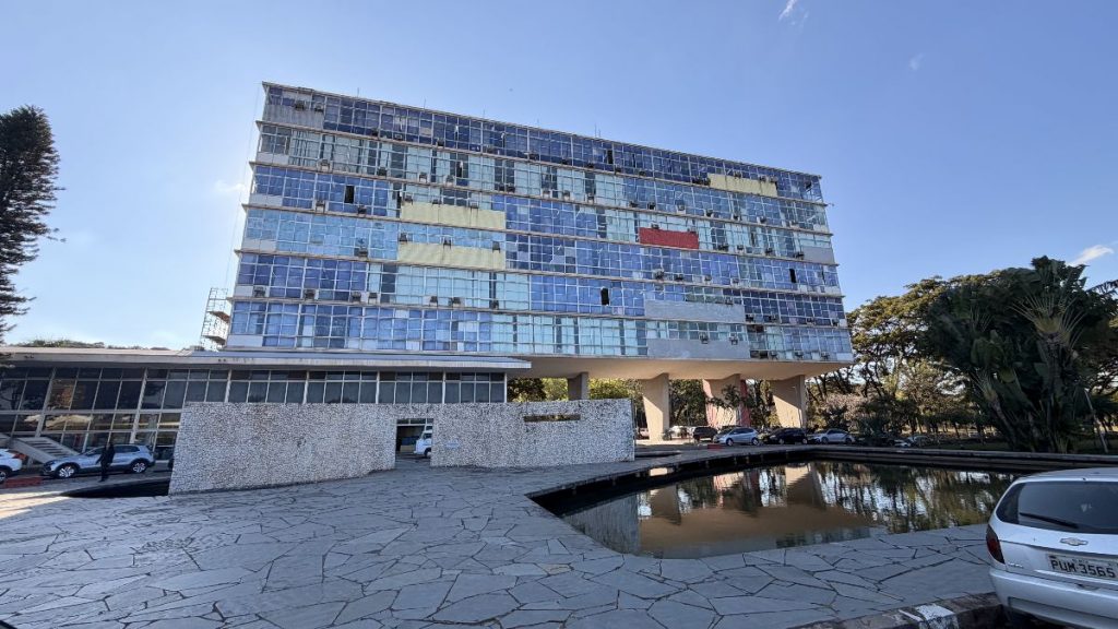 prédio da reitoria da UFMG